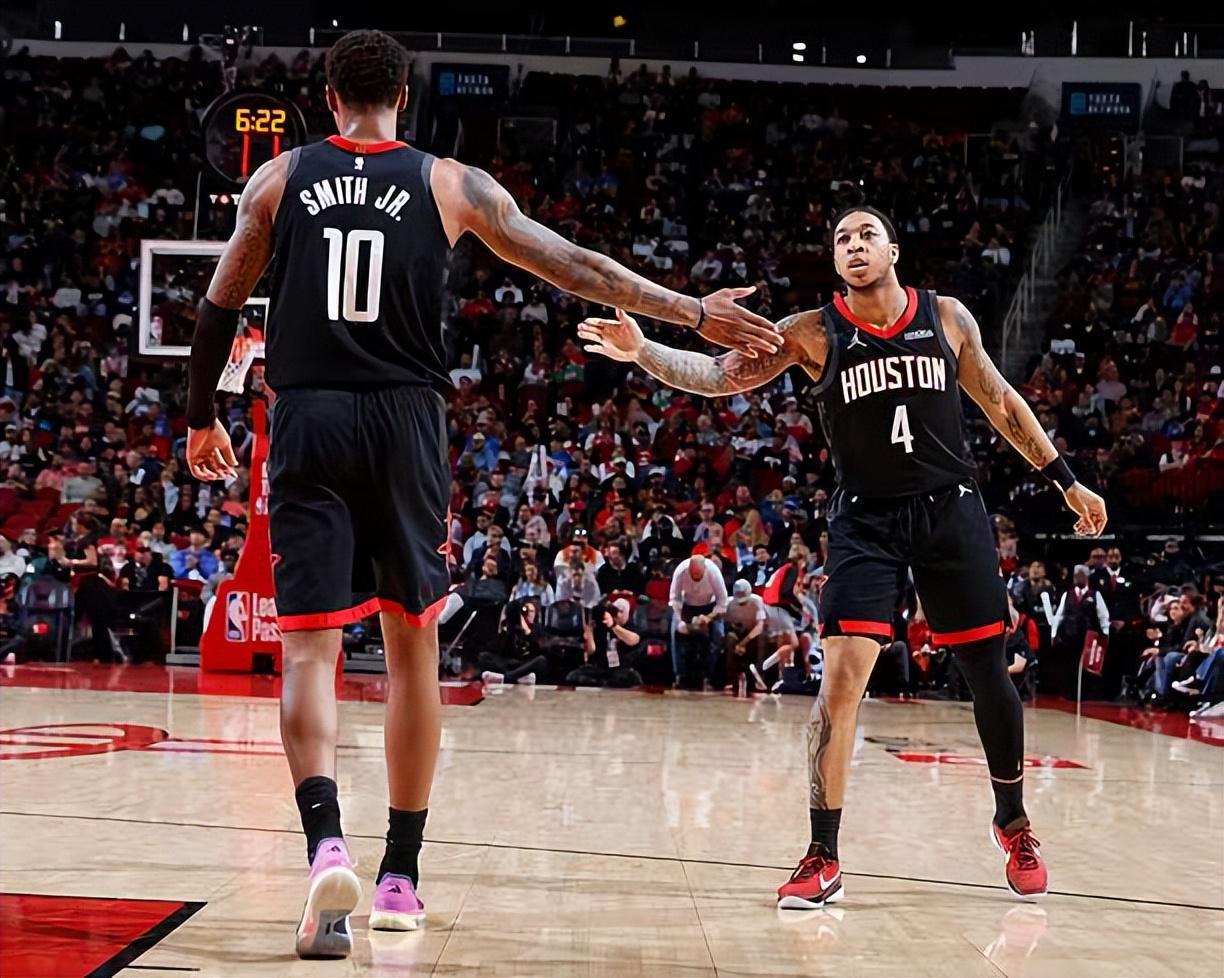 开云入口注册-球队的进攻如此混乱，结果火箭却让全队唯一一名控卫去蹲底角？